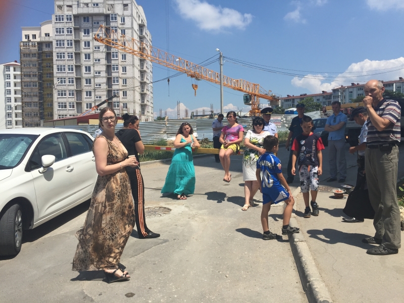 В Севастополе на "Остряках" снесли шлагбаум