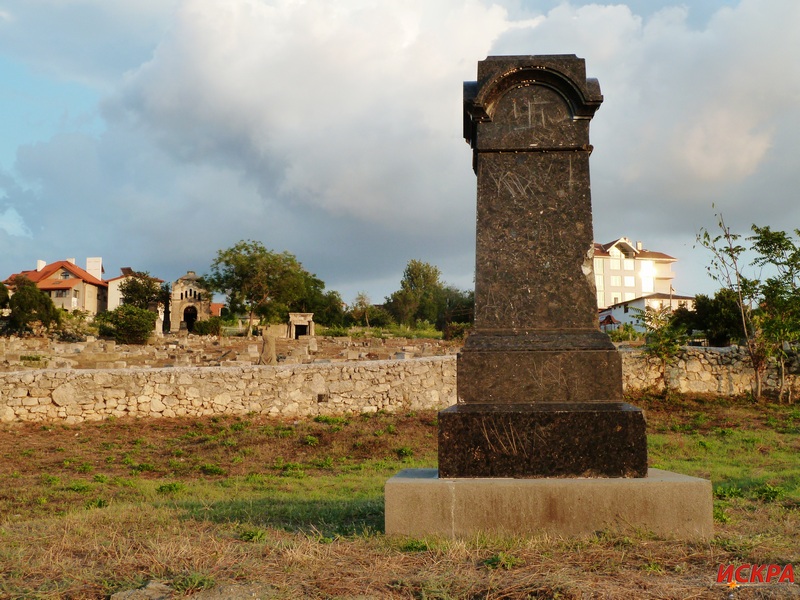 Свастика на надгробии, поверженные памятники и скошенная трава – фотопрогулка по караимскому кладбищу Севастополя