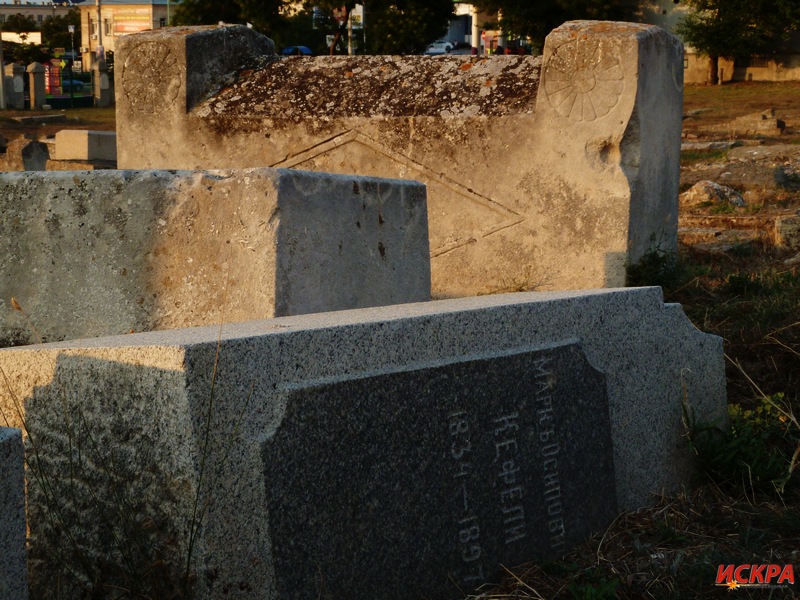 Свастика на надгробии, поверженные памятники и скошенная трава – фотопрогулка по караимскому кладбищу Севастополя