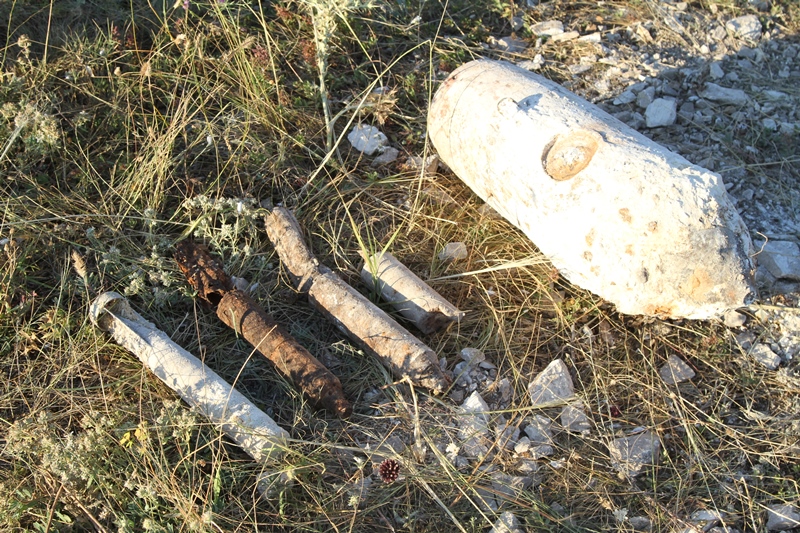 В Севастополе на полигоне взорвали пять бомб [фото]