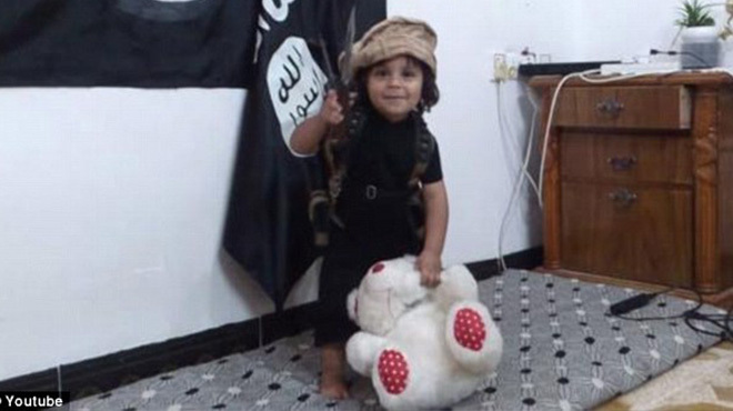 «Джихади-бой», ребенок из ИГИЛ, показал, как научился сжигать