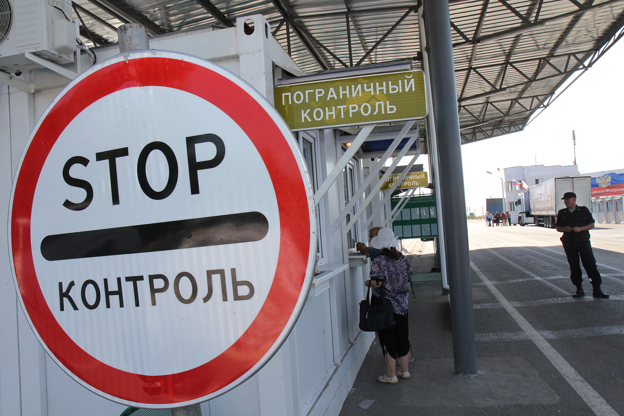 На границе Крыма с Украиной замедлилось движение фур с продуктами