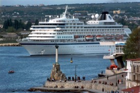 Порошенко запретил иностранным судам заходить в порты Севастополя и Керчи