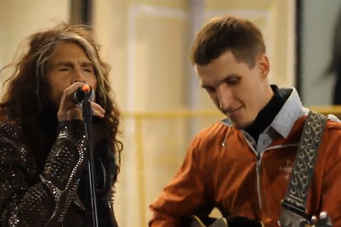 Уличный музыкант, сыгравший со Стивом Тайлером в Москве, не узнал знаменитого рокера