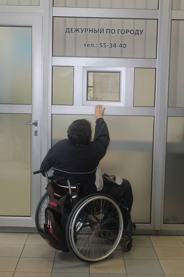 Сайт для инвалидов дверь. Двери для инвалидов. Широкие двери для инвалидов. Двери для колясочников. Приспособления для инвалидов в городе.