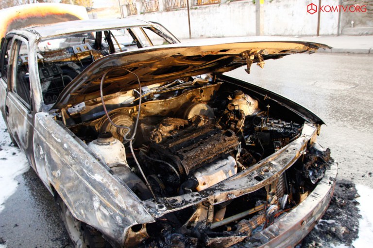 Машина после взрыва. Взрыв двигателя автомобиля. Двигатель взорвался. Взорванный двигатель авто. Взорванный движок.