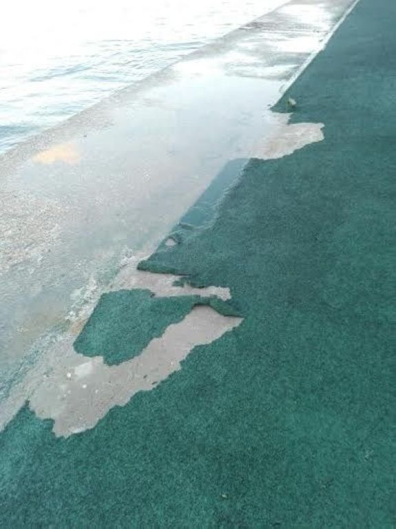 Чего на самом деле не выдержало резиновое покрытие пляжа мыса «Хрустальный» в Севастополе