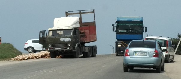 ДТП в Севастополе: грузовик мог кого-то убить досками (фото)