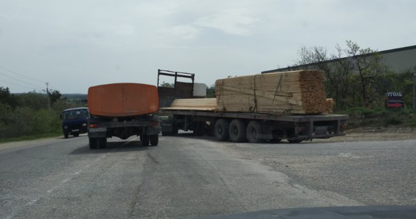 ДТП в Севастополе: грузовик мог кого-то убить досками (фото)