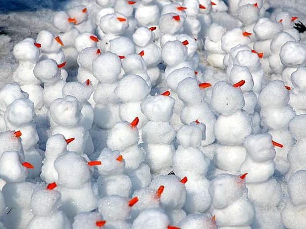Интересно посмотреть: на Ай-Петри в конце апреля лепят снеговиков [Фото]