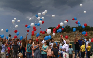 Шары цвета российского флага поднялись в небо Севастополя