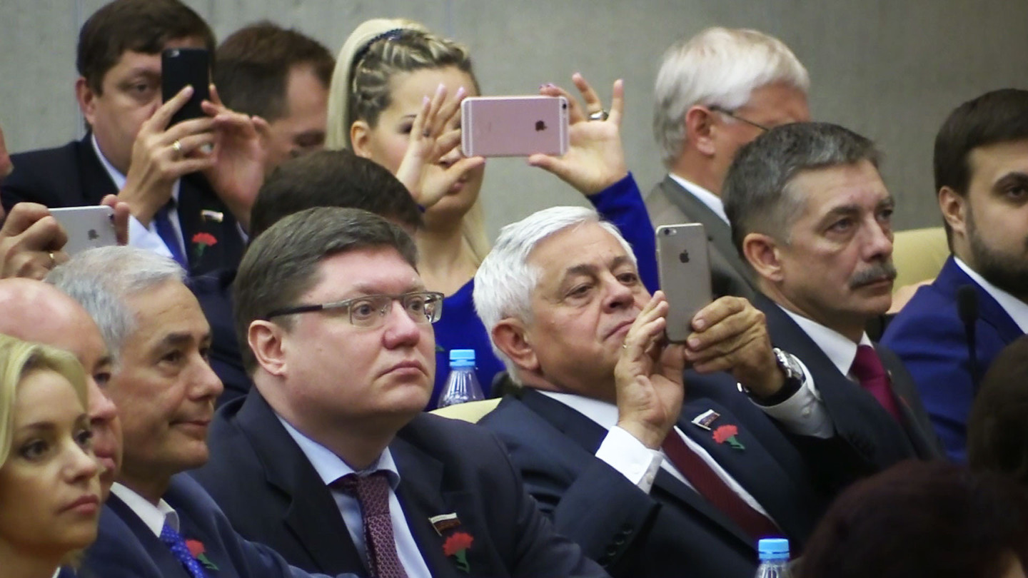 Депутаты Госдумы с телефонами
