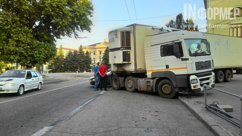 В центре Севастополя груженая фура врезалась в дорожное ограждение (фото)