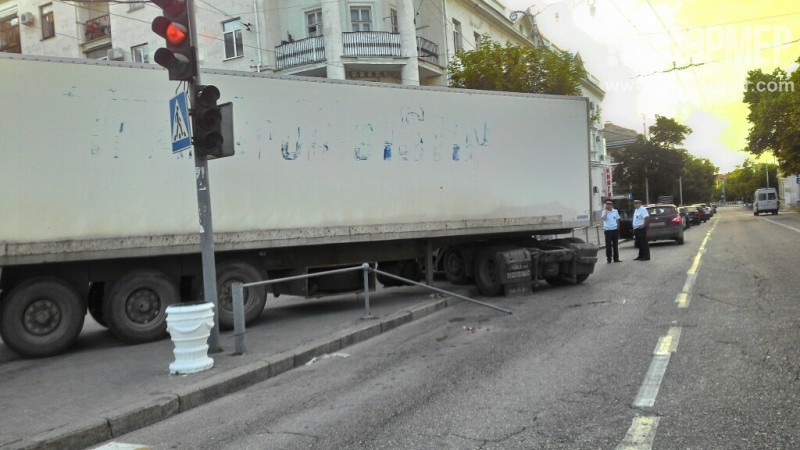 В центре Севастополя груженая фура врезалась в дорожное ограждение (фото)