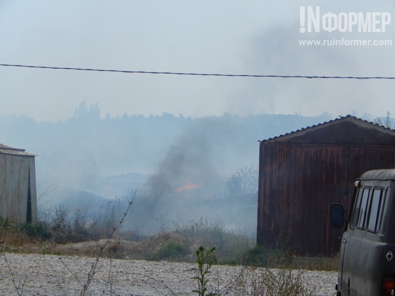 В Севастополе едва не сгорел гаражный кооператив (фото)