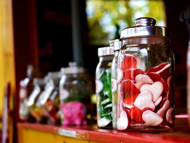 Фотофакт: в Крым завезли конфеты вежливые и Путятешна 