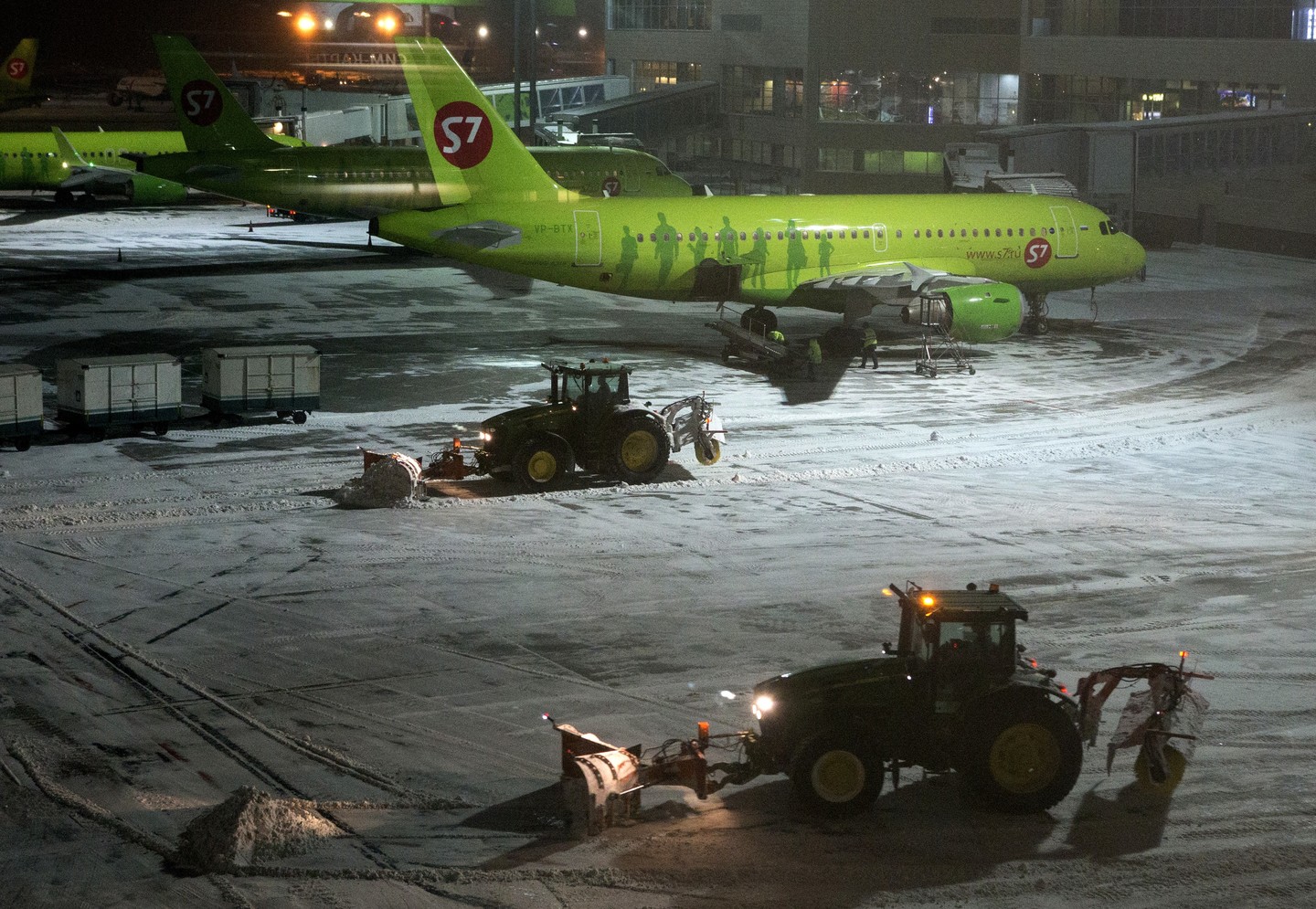 Из-за снегопада в столичных аэропортах задерживаются вылеты