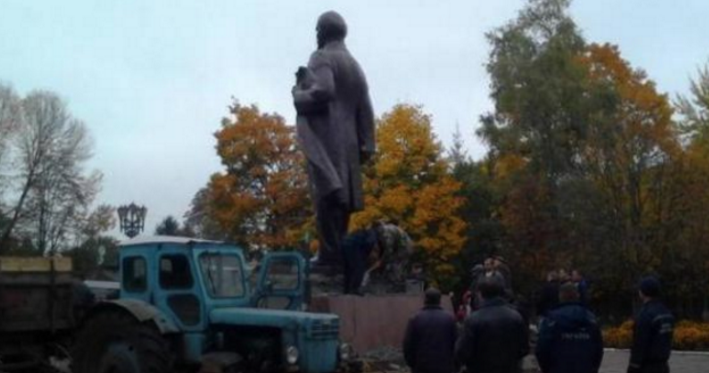 СМИ: На Украине снесли последний памятник Ленину