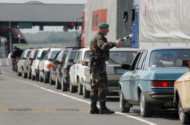 Более тысячи автомобилей попали в пробки на границе Украины. Фото: molbuk.ua
