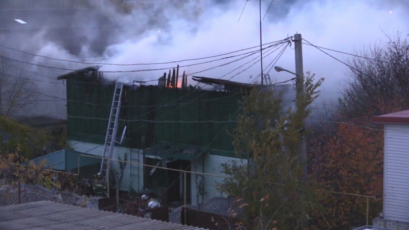 На крымском курорте под штормовым ветром тушили пожар [фото, видео]