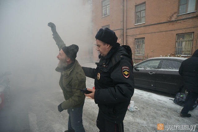 Украинское консульство в Петербурге забросали дымовыми шашками и костями [фото]