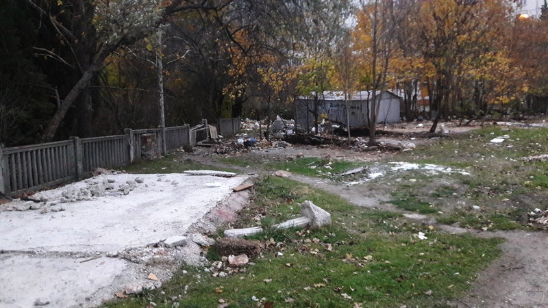 В Севастополе на месте снесенных гаражей остались кучи хлама [фото]
