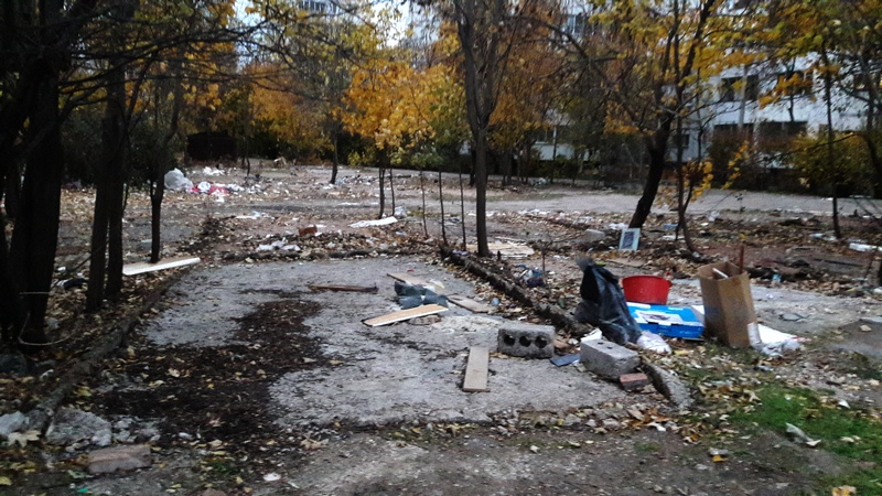 В Севастополе на месте снесенных гаражей остались кучи хлама [фото]