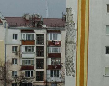 Ветер с моря дул: в Севастополе многоэтажка осталась без обшивки