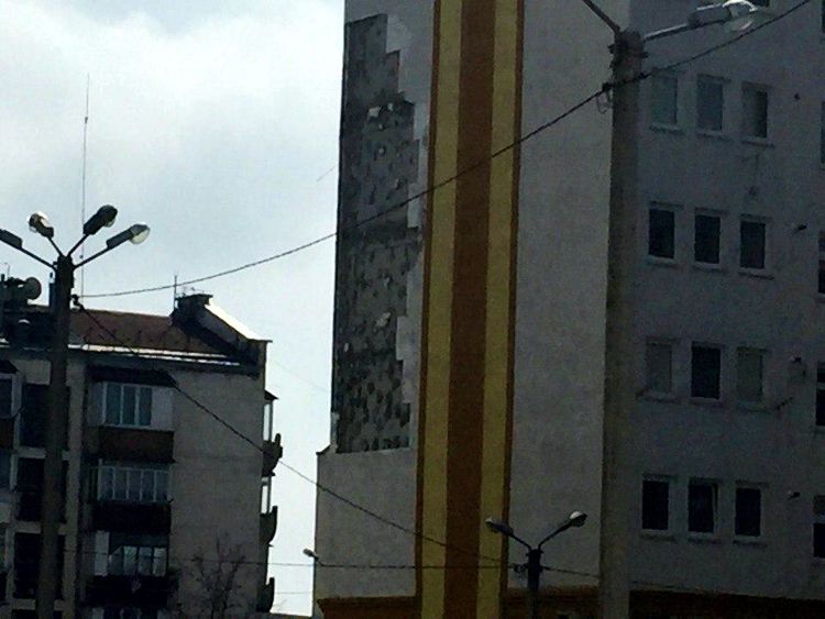Ветер с моря дул: в Севастополе многоэтажка осталась без обшивки