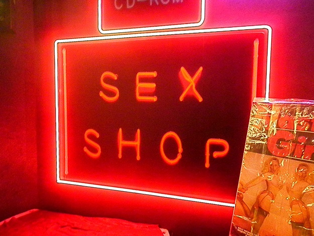 Война с любовью: в Симферополе будут бороться с секс-шопами