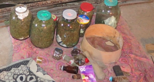 Керченская полиция задержала местного жителя, который хранил наркотики в трехлитровых банках