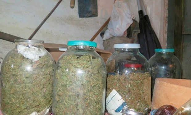 Керченская полиция задержала местного жителя, который хранил наркотики в трехлитровых банках