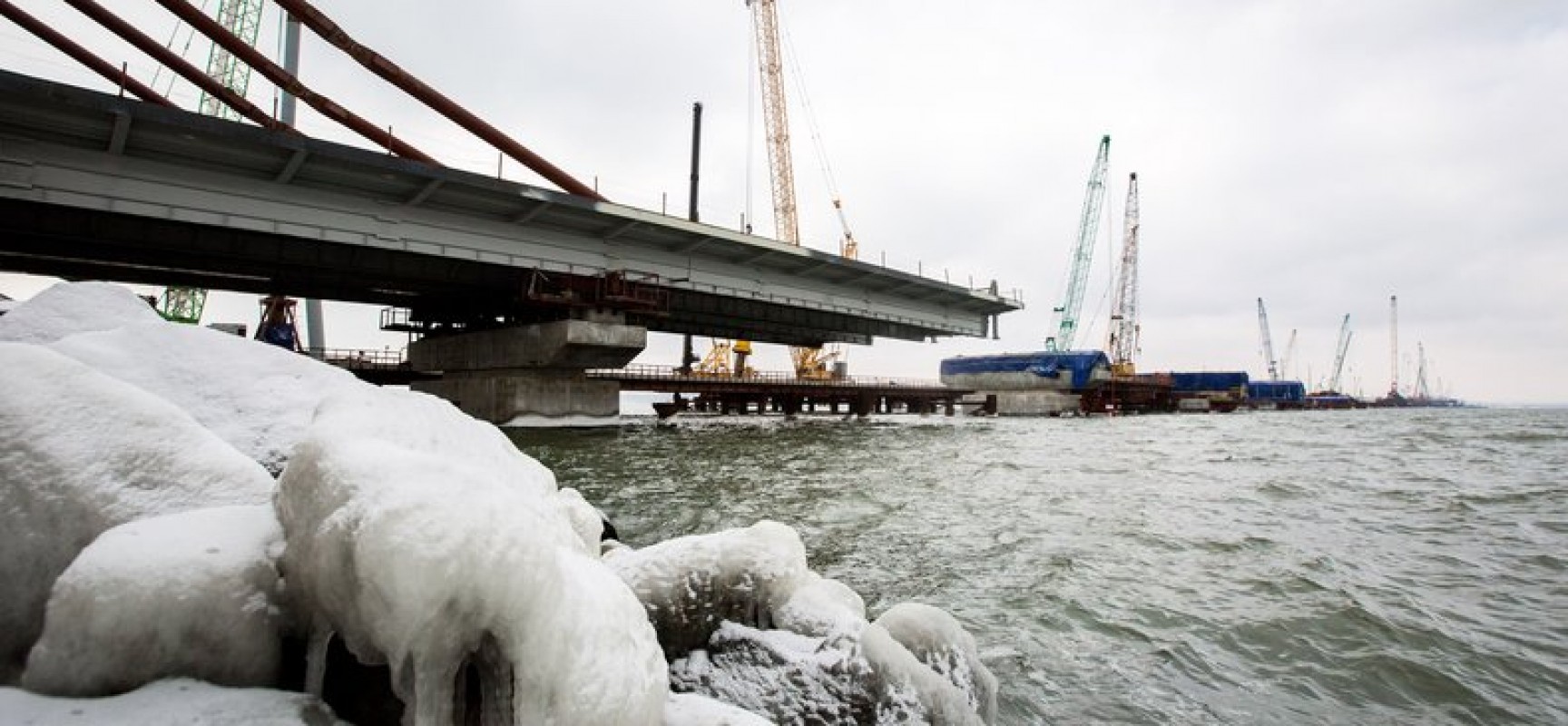 На стройке моста через Керченский пролив трудятся свыше 5 тысяч человек 