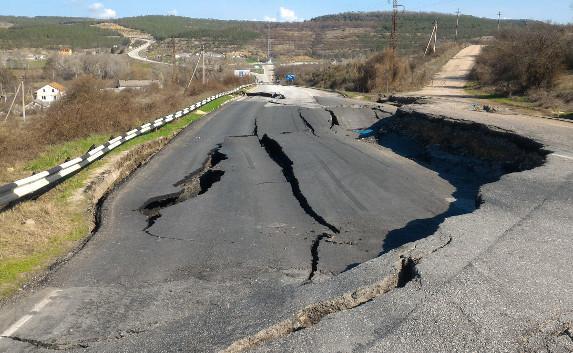 Власти Крыма ждут начало турсезона, чтобы ремонтировать дороги