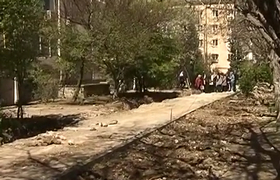 Во дворах Севастополя начали асфальтировать дороги