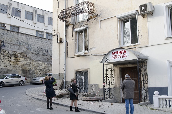 За обрушившийся балкон на улице Ленина ответит УК «Центр»