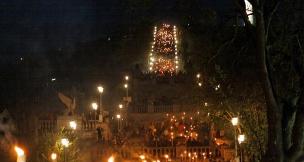 Факельное шествие в Керчи: сотни горожан взошли 8 мая на гору Митридат