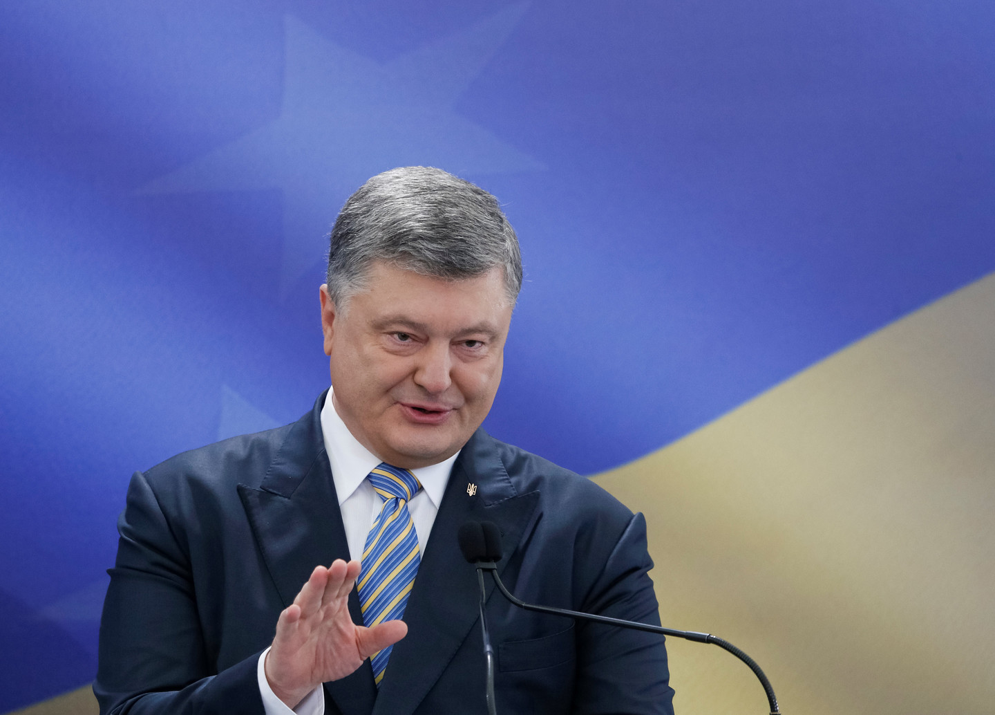 Порошенко попросил запретить депутатам Европарламента ездить в Крым и Донбасс