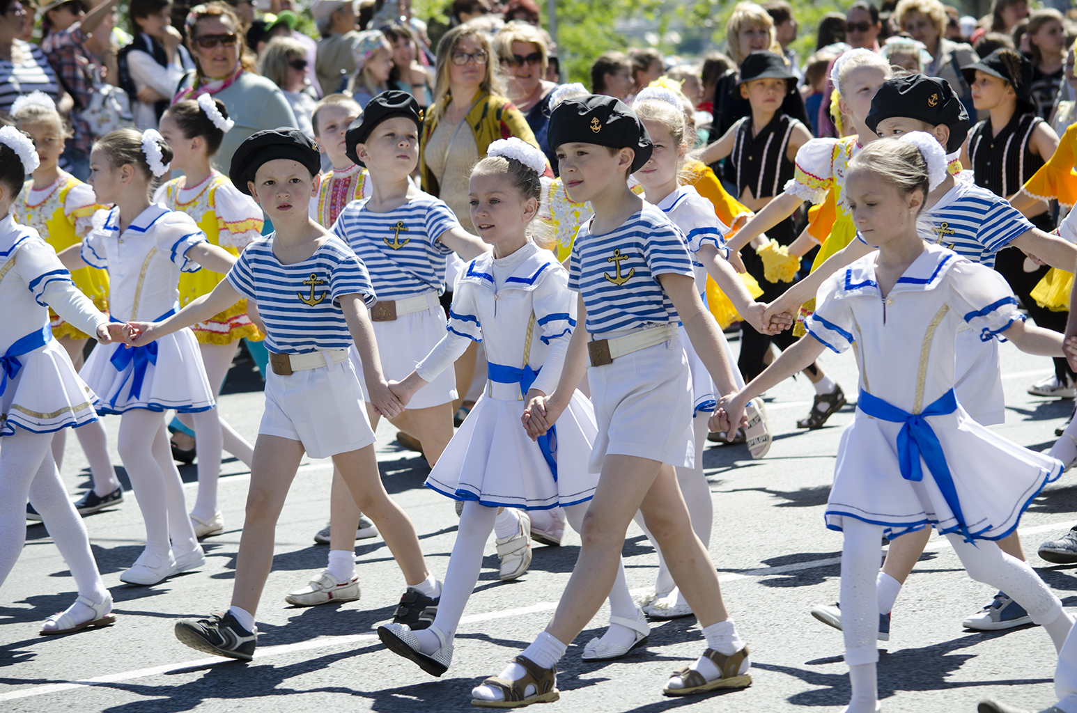 Севастополь отметил День пионерии многотысячным детским шествием