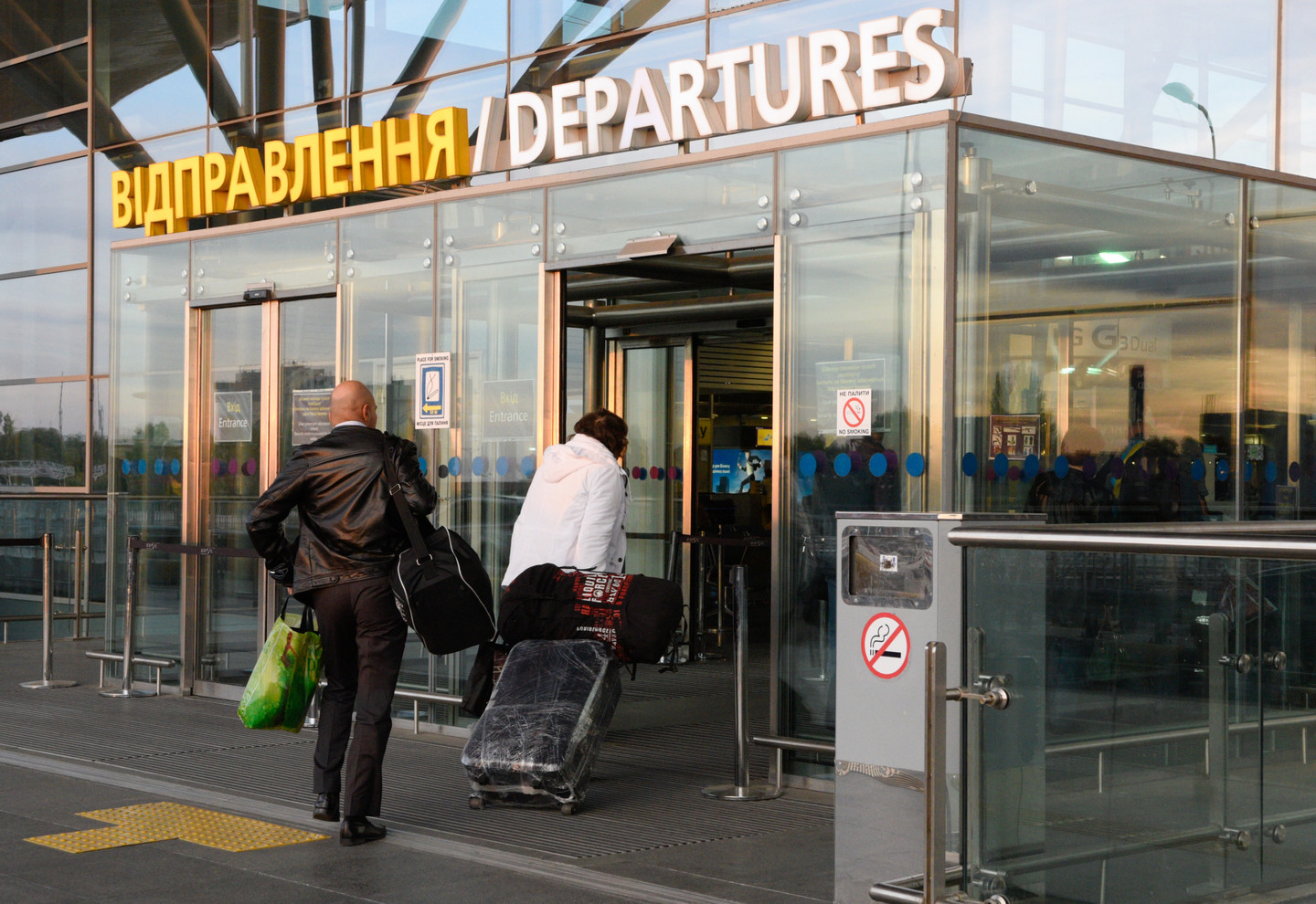 Задержанных по пути на "Евровидение" россиян отправили из Киева в Москву
