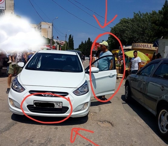 Фотофакт: в Севастополе таксист напал на пропустившую пешеходов девушку-водителя