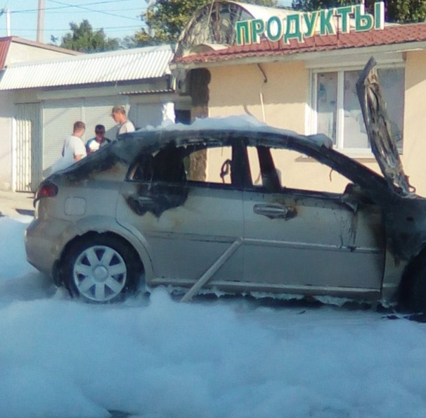 ДТП в поселке Любимовка под Севастополем. Машина врезалась в стену и сгорела