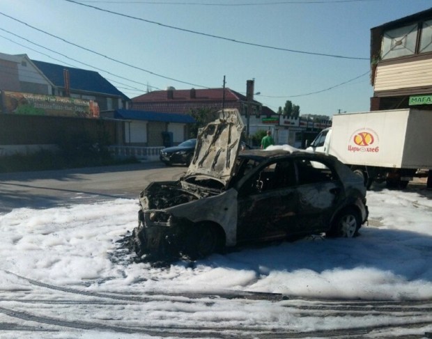 ДТП в поселке Любимовка под Севастополем. Машина врезалась в стену и сгорела