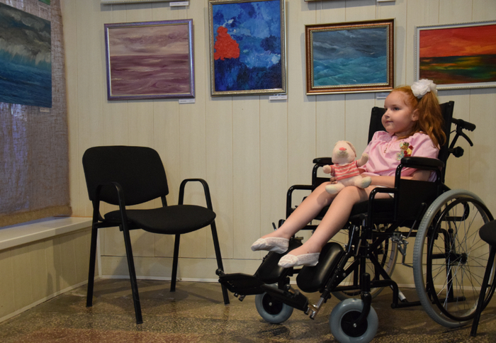 Дмитрий Медведев подарил юной севастопольской художнице-инвалиду свою книгу