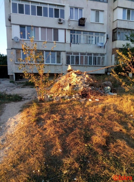 Одно лечим - другое калечим: в Севастополе соседи новостройки дышат пылью и не могут проехать [фото]