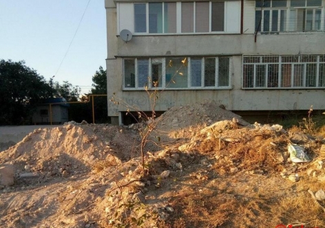 Одно лечим - другое калечим: в Севастополе соседи новостройки дышат пылью и не могут проехать [фото]