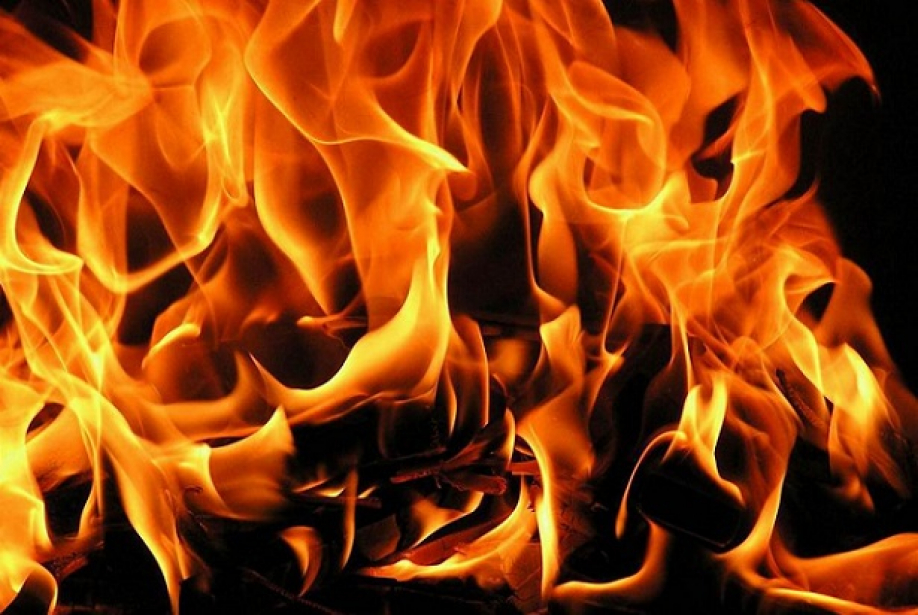 В Севастополе бушевал пожар на мебельных складах [фото, видео]