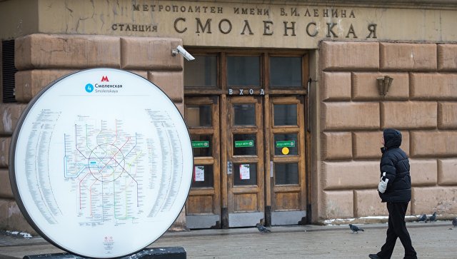 Источник: на станции метро “Смоленская” в Москве мужчина упал на рельсы