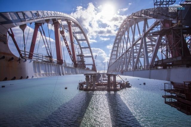 Пролеты Крымского моста соединяют с арками [видео]