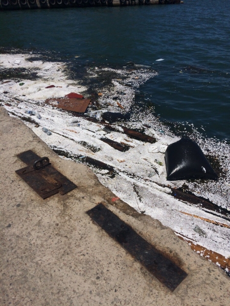 В севастопольской Артбухте море замусорено пенопластом (фотофакт)